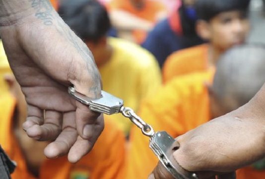 6 Pria di Alor Diduga Perkosa Seorang Anak Secara Bergilir Sambil Bikin Video Bokep Gambar: ilustrasi borgol. (Sumber: merdeka.com).