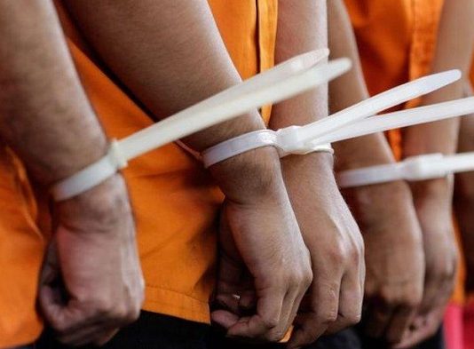 Polisi Tahan 6 Terduga Pelaku Pemerkosaan 1 Anak di Alor Gambar: ilustrasi penahanan tersangka. (Sumber: poskupang.com).