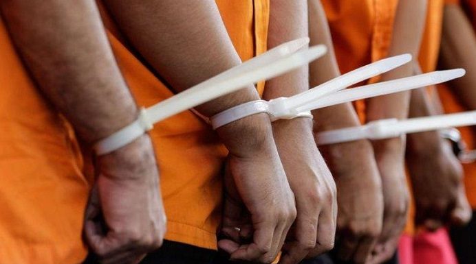 Polisi Tahan 6 Terduga Pelaku Pemerkosaan 1 Anak di Alor Gambar: ilustrasi penahanan tersangka. (Sumber: poskupang.com).
