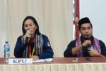18 Parpol Sudah Ajukan DCS Bacaleg di KPU Alor, 3 Parpol Masih Diberi Waktu Perbaikan Ketua KPU Alor Maria Goreti Padu Keray (kiri) dan Komisioner KPU Syarifudin Laela ketika menerima berkas pendaftaran Bacaleg PPP, Minggu (14/5) di kantor KPU, Kalabahi Kota.