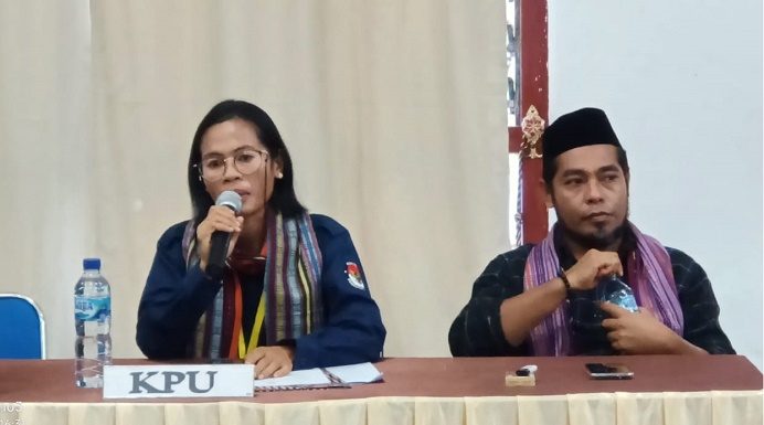 18 Parpol Sudah Ajukan DCS Bacaleg di KPU Alor, 3 Parpol Masih Diberi Waktu Perbaikan Ketua KPU Alor Maria Goreti Padu Keray (kiri) dan Komisioner KPU Syarifudin Laela ketika menerima berkas pendaftaran Bacaleg PPP, Minggu (14/5) di kantor KPU, Kalabahi Kota.