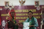 Daftar ke KPU, Berikut Nama Bacaleg PKB Alor yang akan Bertarung di Pemilu 2024 Ketua DPC PKB Kabupaten Alor Paulus Buche Brikmar (kiri) menyerahkan dokumen pendaftaran Bacaleg Anggota DPRD Alor kepada Ketua KPU Alor Maria Goreti Padu Keray, Sabtu (13/5) di kantor KPU Alor, Kalabahi Kota.