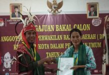 Daftar ke KPU, Berikut Nama Bacaleg PKB Alor yang akan Bertarung di Pemilu 2024 Ketua DPC PKB Kabupaten Alor Paulus Buche Brikmar (kiri) menyerahkan dokumen pendaftaran Bacaleg Anggota DPRD Alor kepada Ketua KPU Alor Maria Goreti Padu Keray, Sabtu (13/5) di kantor KPU Alor, Kalabahi Kota.