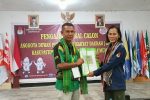 Daftar Bacaleg di KPU Alor, PPP Optimistis Raih 5 Kursi Untuk Usung Abdul Majid Nampira di Pilkada Alor 2024 Wakil Ketua DPC PPP Kabupaten Alor Abdul Gani Rapid Jou (kiri) ketika menyerahkan berkas pengajuan Bacaleg PPP kepada Ketua KPU Alor Maria Goreti Padu Keray, Minggu (14/5) untuk diperiksa tim Verifikasi KPU. Hasil pemeriksaan tim, berkas Bacaleg PPP dinyatakan diterima oleh KPU.