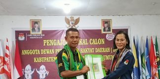 Daftar Bacaleg di KPU Alor, PPP Optimistis Raih 5 Kursi Untuk Usung Abdul Majid Nampira di Pilkada Alor 2024 Wakil Ketua DPC PPP Kabupaten Alor Abdul Gani Rapid Jou (kiri) ketika menyerahkan berkas pengajuan Bacaleg PPP kepada Ketua KPU Alor Maria Goreti Padu Keray, Minggu (14/5) untuk diperiksa tim Verifikasi KPU. Hasil pemeriksaan tim, berkas Bacaleg PPP dinyatakan diterima oleh KPU.