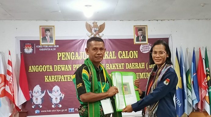 Daftar Bacaleg di KPU Alor, PPP Optimistis Raih 5 Kursi Untuk Usung Abdul Majid Nampira di Pilkada Alor 2024 Wakil Ketua DPC PPP Kabupaten Alor Abdul Gani Rapid Jou (kiri) ketika menyerahkan berkas pengajuan Bacaleg PPP kepada Ketua KPU Alor Maria Goreti Padu Keray, Minggu (14/5) untuk diperiksa tim Verifikasi KPU. Hasil pemeriksaan tim, berkas Bacaleg PPP dinyatakan diterima oleh KPU.