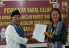 Daftar Bacaleg di KPU Alor, PERINDO Optimistis Raih 6 Kursi di Pemilu 2024 Sekretaris DPC PERINDO Alor Ari Waang (kiri) menyerahkan berkas pendaftaran Bacaleg PERINDO kepada Ketua KPU Alor Maria Goreti Padu Keray untuk diverifikasi, Jumat (12/5) di kantor KPU Alor, Kalabahi Kota.