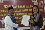 Daftar Bacaleg di KPU Alor, PERINDO Optimistis Raih 6 Kursi di Pemilu 2024 Sekretaris DPC PERINDO Alor Ari Waang (kiri) menyerahkan berkas pendaftaran Bacaleg PERINDO kepada Ketua KPU Alor Maria Goreti Padu Keray untuk diverifikasi, Jumat (12/5) di kantor KPU Alor, Kalabahi Kota.