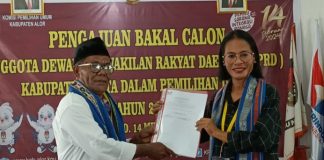 Daftar Bacaleg di KPU Alor, PERINDO Optimistis Raih 6 Kursi di Pemilu 2024 Sekretaris DPC PERINDO Alor Ari Waang (kiri) menyerahkan berkas pendaftaran Bacaleg PERINDO kepada Ketua KPU Alor Maria Goreti Padu Keray untuk diverifikasi, Jumat (12/5) di kantor KPU Alor, Kalabahi Kota.