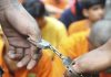 Polisi Tetapkan 6 Pelaku Pemerkosaan Anak di Alor Tersangka Gambar: ilustrasi borgol tersangka. (Sumber: cdnm1.caping.co.id/).