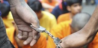 Polisi Tetapkan 6 Pelaku Pemerkosaan Anak di Alor Tersangka Gambar: ilustrasi borgol tersangka. (Sumber: cdnm1.caping.co.id/).