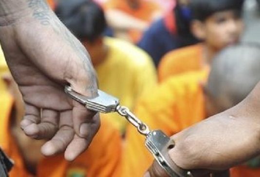 Polisi Tetapkan 6 Pelaku Pemerkosaan Anak di Alor Tersangka Gambar: ilustrasi borgol tersangka. (Sumber: cdnm1.caping.co.id/).