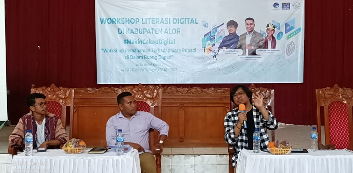 Narasumber Kemal Andreas sedang memberikan materi dalam kegiatan Workshop literasi digital oleh Kementerian Kominfo di Aula Hotel Nusa Kenari, Alor, Sabtu (20/5).