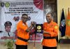 Buka Pelatihan Potensi Sar Water Rescue, Bupati Alor Apresiasi Misi Kemanusiaan Basarnas Maumare Bupati Alor Drs. Amon Djobo, M.AP (kanan) foto bersama Kepala Basarnas Maumere Mexianus Bekabel usai membuka acara pelatihan potensi SAR, Senin 5 Juni 2023 di Kalabahi,. (Foto: doc tribuanapos.net/).