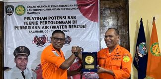 Buka Pelatihan Potensi Sar Water Rescue, Bupati Alor Apresiasi Misi Kemanusiaan Basarnas Maumare Bupati Alor Drs. Amon Djobo, M.AP (kanan) foto bersama Kepala Basarnas Maumere Mexianus Bekabel usai membuka acara pelatihan potensi SAR, Senin 5 Juni 2023 di Kalabahi,. (Foto: doc tribuanapos.net/).