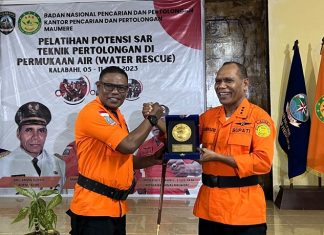 Buka Pelatihan Potensi Sar Water Rescue, Bupati Alor Apresiasi Misi Kemanusiaan Basarnas Maumare Bupati Alor Drs. Amon Djobo, M.AP (kanan) foto bersama Kepala Basarnas Maumere Mexianus Bekabel usai membuka acara pelatihan potensi SAR, Senin 5 Juni 2023 di Kalabahi,. (Foto: doc tribuanapos.net/).