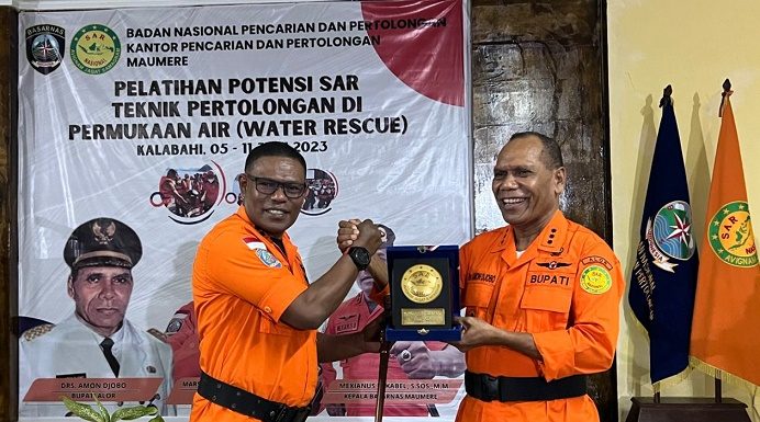Buka Pelatihan Potensi Sar Water Rescue, Bupati Alor Apresiasi Misi Kemanusiaan Basarnas Maumare Bupati Alor Drs. Amon Djobo, M.AP (kanan) foto bersama Kepala Basarnas Maumere Mexianus Bekabel usai membuka acara pelatihan potensi SAR, Senin 5 Juni 2023 di Kalabahi,. (Foto: doc tribuanapos.net/).