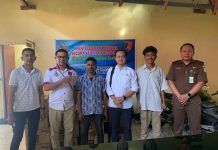 Polisi Hentikan Penyidikan Kasus Tersangka Dua Aktivis Anti Korupsi Alor Aktivis Alor: Stinky Laure (ketiga kiri) dan Antipas Kamengkol (kedua kanan) foto bersama Kasie Intel Kejaksaan Negeri Alor Zakaria Sulistiono (ketiga kanan) usai penyelesaian kasus secara restoratif justice di Polres Alor, Rabu (31/5). (Foto: doc tribuanapos.net).
