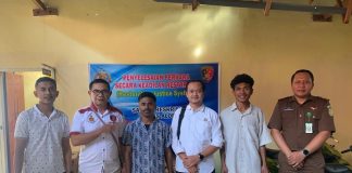 Polisi Hentikan Penyidikan Kasus Tersangka Dua Aktivis Anti Korupsi Alor Aktivis Alor: Stinky Laure (ketiga kiri) dan Antipas Kamengkol (kedua kanan) foto bersama Kasie Intel Kejaksaan Negeri Alor Zakaria Sulistiono (ketiga kanan) usai penyelesaian kasus secara restoratif justice di Polres Alor, Rabu (31/5). (Foto: doc tribuanapos.net).