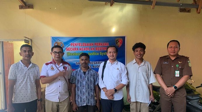 Polisi Hentikan Penyidikan Kasus Tersangka Dua Aktivis Anti Korupsi Alor Aktivis Alor: Stinky Laure (ketiga kiri) dan Antipas Kamengkol (kedua kanan) foto bersama Kasie Intel Kejaksaan Negeri Alor Zakaria Sulistiono (ketiga kanan) usai penyelesaian kasus secara restoratif justice di Polres Alor, Rabu (31/5). (Foto: doc tribuanapos.net).