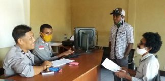 Polisi Hentikan Proses Hukum Terhadap Ketua DPRD Alor yang Diduga Fitnah Pemred Tribuana Pos Pimpinan Redaksi Tribuana Pos Demas Mautuka saat mendatangi SPKT Polres Alor membuat laporan polisi terhadap Ketua DPRD Alor Enny Anggrek pada tahun 2020 lalu. (Foto: doc tribuanapos.net/).