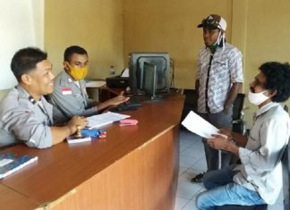 Polisi Hentikan Proses Hukum Terhadap Ketua DPRD Alor yang Diduga Fitnah Pemred Tribuana Pos Pimpinan Redaksi Tribuana Pos Demas Mautuka saat mendatangi SPKT Polres Alor membuat laporan polisi terhadap Ketua DPRD Alor Enny Anggrek pada tahun 2020 lalu. (Foto: doc tribuanapos.net/).