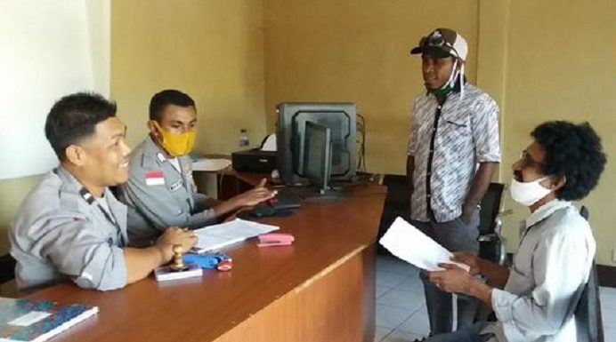 Polisi Hentikan Proses Hukum Terhadap Ketua DPRD Alor yang Diduga Fitnah Pemred Tribuana Pos Pimpinan Redaksi Tribuana Pos Demas Mautuka saat mendatangi SPKT Polres Alor membuat laporan polisi terhadap Ketua DPRD Alor Enny Anggrek pada tahun 2020 lalu. (Foto: doc tribuanapos.net/).