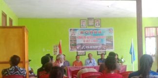 SD GMIT di Alor ini tidak Bagi Rapor Siswa Gegara Orang Tua Belum Lunasi Uang Pembangunan Pagar Sekolah Acara Pembagian Rapor di SD GMIT 33 Moru 1, Jumat (16/6). Acara itu pihak sekolah sepakat bahwa sekolah tidak akan membagi Rapor kepada siswa yang orang tuanya belum melunasi uang pembangunan pagar sekolah. (Foto: doc tribuanapos.net).