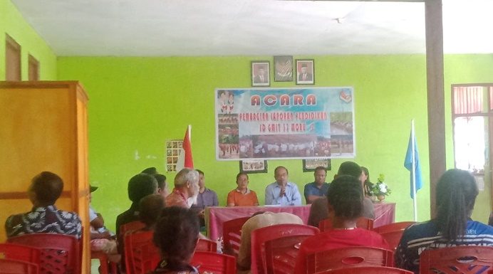 SD GMIT di Alor ini tidak Bagi Rapor Siswa Gegara Orang Tua Belum Lunasi Uang Pembangunan Pagar Sekolah Acara Pembagian Rapor di SD GMIT 33 Moru 1, Jumat (16/6). Acara itu pihak sekolah sepakat bahwa sekolah tidak akan membagi Rapor kepada siswa yang orang tuanya belum melunasi uang pembangunan pagar sekolah. (Foto: doc tribuanapos.net).