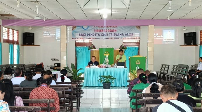 Tingkatkan Mutu Pendidikan GMIT, Yapenkris Pingdoling Alor Gandeng Dosen Atmajaya Pelatihan Leader As Coach Bagi Pendeta GMIT Puluhan pendeta GMIT di Tribuana Alor mengikuti pelatihan di gedung Gereja Betlehem Lipa, Kalabahi, Senin (10/7).