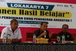 Bupati Alor Tolak Kurikulum Merdeka Belajar Program Menteri Nadiem Reaksi Bupati Alor Amon Djobo (tengah) ketika menolak keras kurikulum Merdeka Belajar pada sambutan di acara Lokakarya 7 Guru Penggerak Angkatan 7, Selasa (11/7) di Aula Diknas.