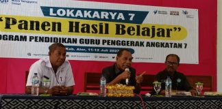 Bupati Alor Tolak Kurikulum Merdeka Belajar Program Menteri Nadiem Reaksi Bupati Alor Amon Djobo (tengah) ketika menolak keras kurikulum Merdeka Belajar pada sambutan di acara Lokakarya 7 Guru Penggerak Angkatan 7, Selasa (11/7) di Aula Diknas.
