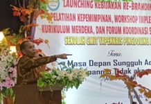 Bupati Alor Marah Besar Negara Tak Peduli Ratusan Sekolah GMIT di NTT Gambar: Bupati Alor Drs. Amon Djobo, M.AP ketika reaksi geram dan marah melihat ratusan sekolah GMIT di Alor NTT yang tidak diperhatikan oleh negara melalui intervensi APBN selama ia menjabat Bupati Alor dua periode. Reaksi kemarahan Bupati ini terlihat saat sambutan di acara launching re-branding kebijakan pendidikan GMIT oleh Yayasan Pingdoling Alor, Senin (10/7) di Aula Gereja Pola Kalabahi, Alor. (Foto: doc tribuanapos.net/dm).