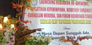 Bupati Alor Marah Besar Negara Tak Peduli Ratusan Sekolah GMIT di NTT Gambar: Bupati Alor Drs. Amon Djobo, M.AP ketika reaksi geram dan marah melihat ratusan sekolah GMIT di Alor NTT yang tidak diperhatikan oleh negara melalui intervensi APBN selama ia menjabat Bupati Alor dua periode. Reaksi kemarahan Bupati ini terlihat saat sambutan di acara launching re-branding kebijakan pendidikan GMIT oleh Yayasan Pingdoling Alor, Senin (10/7) di Aula Gereja Pola Kalabahi, Alor. (Foto: doc tribuanapos.net/dm).