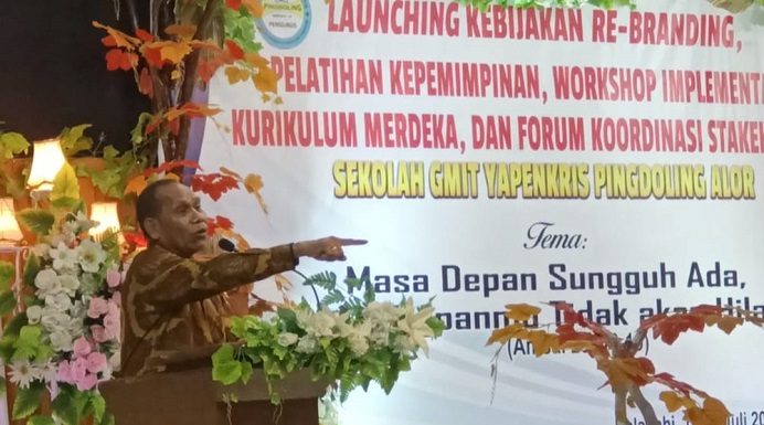 Bupati Alor Marah Besar Negara Tak Peduli Ratusan Sekolah GMIT di NTT Gambar: Bupati Alor Drs. Amon Djobo, M.AP ketika reaksi geram dan marah melihat ratusan sekolah GMIT di Alor NTT yang tidak diperhatikan oleh negara melalui intervensi APBN selama ia menjabat Bupati Alor dua periode. Reaksi kemarahan Bupati ini terlihat saat sambutan di acara launching re-branding kebijakan pendidikan GMIT oleh Yayasan Pingdoling Alor, Senin (10/7) di Aula Gereja Pola Kalabahi, Alor. (Foto: doc tribuanapos.net/dm).