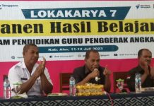 Amon Djobo Dukung Ferdy Lahal Maju Calon Bupati Alor di 2024 Bupati Alor Drs. Amon Djobo, M.AP (tengah) di dampingi Kadisdik Alor Ferdy I. Lahal (kiri) saat membuka kegiatan Lokakarya Guru Penggerak, Selasa (11/7) di Aula Diknas.