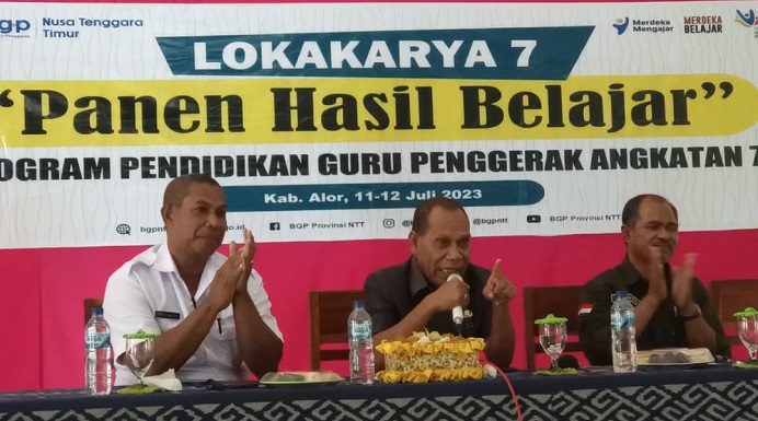 Amon Djobo Dukung Ferdy Lahal Maju Calon Bupati Alor di 2024 Bupati Alor Drs. Amon Djobo, M.AP (tengah) di dampingi Kadisdik Alor Ferdy I. Lahal (kiri) saat membuka kegiatan Lokakarya Guru Penggerak, Selasa (11/7) di Aula Diknas.