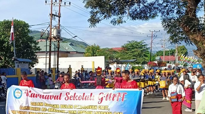 Ribuan Siswa Sekolah GMIT Pawai Carnaval Sambut Peluncuran Re-Branding Kebijakan Pendidikan GMIT di Tribuana Alor Sekitar 1000 siswa sekolah GMIT menggelar pawai carnaval di Kota Kalabahi dalam rangka peluncuran Re-Branding Kebijakan Pendidikan GMIT oleh Yapenkris Pingdoling di Tribuana Alor, Senin (10/7).