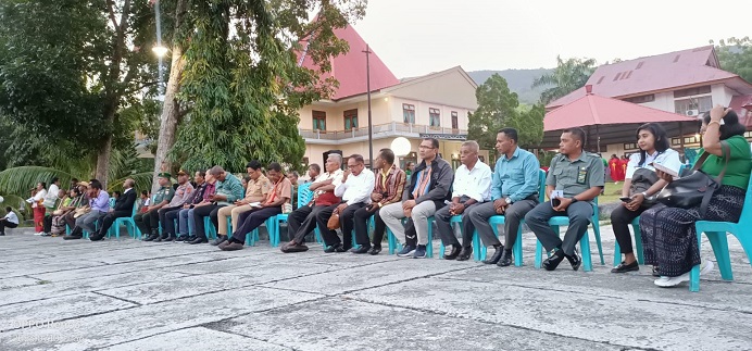 Sejumlah pejabat Gereja dan pejabat pemerintah bersama Forkopimda Alor menghadiri acara penutupan pawai carnaval di depan Gereja Pola Tribuana, Kalabahi.