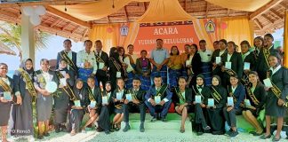 Fakultas Ekonomi Untrib Luluskan 65 Sarjana Manajemen Lulusan Prodi Manajemen Untrib foto bersama jajaran dosen usai acara yudisium, Sabtu (22/7) di Buyunta Beach, Mali, Kelurahan Kabola, Alor.