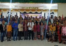 Fakultas MIPA Untrib Luluskan 76 Sarjana 76 Lulusan Fakultas MIPA Untrib foto bersama Rektor Untrib Alvonso F. Gorang, Dekan MIPA Erna Malaikosa, jajaran dosen dan orang tua di acara yudisium, Senin (24/7) di Aula Watamelang, Kalabahi.