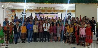 Fakultas MIPA Untrib Luluskan 76 Sarjana 76 Lulusan Fakultas MIPA Untrib foto bersama Rektor Untrib Alvonso F. Gorang, Dekan MIPA Erna Malaikosa, jajaran dosen dan orang tua di acara yudisium, Senin (24/7) di Aula Watamelang, Kalabahi.