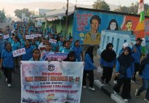 Rayakan HUT Ke-43, Ratusan Siswa SMK Negeri 1 Kalabahi Bersihkan Sampah di Kota