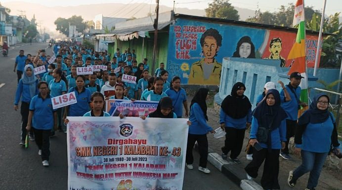 Rayakan HUT Ke-43, Ratusan Siswa SMK Negeri 1 Kalabahi Bersihkan Sampah di Kota
