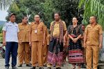 Mundur dari ASN, Joseph Malaikosa Nyatakan Siap Maju Calon Bupati Alor 2024 Sekretaris IRDA Alor Mathias Lukuaka bersama jajarannya mengantar Ir. Joseph Malaikosa (tengah berbusana adat Kerajaan Kolana) bersama istrinya tiba di kediamannya di Batutenata, Kalabahi usai acara penyerahan SK pensiun di kantor IRDA, Senin (3/7). (Foto: tribuanapos.net/dm).
