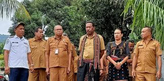 Mundur dari ASN, Joseph Malaikosa Nyatakan Siap Maju Calon Bupati Alor 2024 Sekretaris IRDA Alor Mathias Lukuaka bersama jajarannya mengantar Ir. Joseph Malaikosa (tengah berbusana adat Kerajaan Kolana) bersama istrinya tiba di kediamannya di Batutenata, Kalabahi usai acara penyerahan SK pensiun di kantor IRDA, Senin (3/7). (Foto: tribuanapos.net/dm).