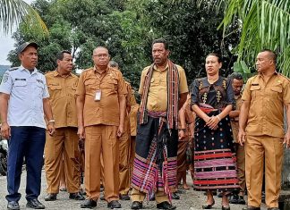 Mundur dari ASN, Joseph Malaikosa Nyatakan Siap Maju Calon Bupati Alor 2024 Sekretaris IRDA Alor Mathias Lukuaka bersama jajarannya mengantar Ir. Joseph Malaikosa (tengah berbusana adat Kerajaan Kolana) bersama istrinya tiba di kediamannya di Batutenata, Kalabahi usai acara penyerahan SK pensiun di kantor IRDA, Senin (3/7). (Foto: tribuanapos.net/dm).