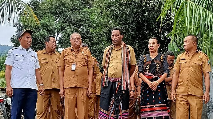 Mundur dari ASN, Joseph Malaikosa Nyatakan Siap Maju Calon Bupati Alor 2024 Sekretaris IRDA Alor Mathias Lukuaka bersama jajarannya mengantar Ir. Joseph Malaikosa (tengah berbusana adat Kerajaan Kolana) bersama istrinya tiba di kediamannya di Batutenata, Kalabahi usai acara penyerahan SK pensiun di kantor IRDA, Senin (3/7). (Foto: tribuanapos.net/dm).
