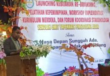 Majelis Sinode GMIT Akui Tak Beri Perhatian pada Sekolah GMIT Ketua Klasis Alor Barat Daya (ABAD) Pdt. Doni Sarlito Duka,S.Th, ketika sambutan di acara launching re-branding kebijakan pendidikan GMIT oleh Yapenkris Pingdoling, Senin (10/7) di Aula Gereja Pola, Kalabahi.