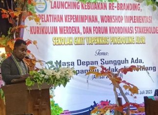 Majelis Sinode GMIT Akui Tak Beri Perhatian pada Sekolah GMIT Ketua Klasis Alor Barat Daya (ABAD) Pdt. Doni Sarlito Duka,S.Th, ketika sambutan di acara launching re-branding kebijakan pendidikan GMIT oleh Yapenkris Pingdoling, Senin (10/7) di Aula Gereja Pola, Kalabahi.